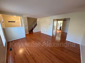 8239 Dr Craik Ct in Alexandria, VA - Building Photo - Building Photo