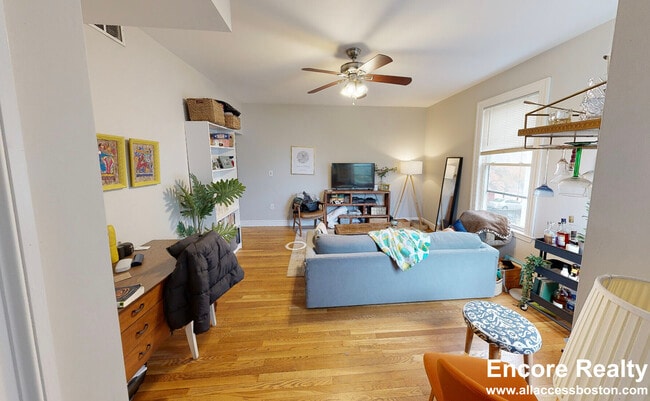 13 Pleasant St, Unit 2 in Cambridge, MA - Foto de edificio - Building Photo