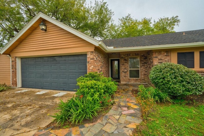2703 COUNTY 962D Rd in Alvin, TX - Building Photo - Building Photo