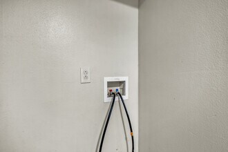 5243 Huntington Dr N, Unit 4 in Los Angeles, CA - Building Photo - Building Photo