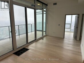 1 Concord Cityplace Wy in Toronto, ON - Building Photo - Building Photo