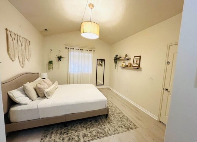 8789 S Caliente Dr in West Jordan, UT - Foto de edificio - Building Photo