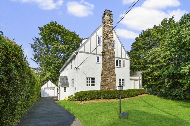 23 Lyons Pl in Larchmont, NY - Building Photo - Building Photo