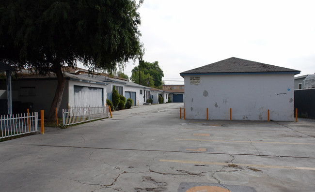 11028 S Osage Ave in Inglewood, CA - Building Photo - Building Photo