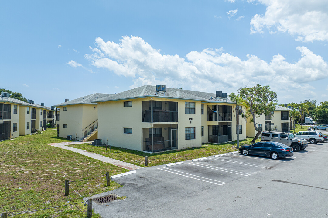 Linton Ridge Condominiums in Delray Beach, FL - Building Photo