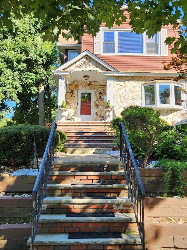 216 Academy St in South Orange, NJ - Foto de edificio - Building Photo