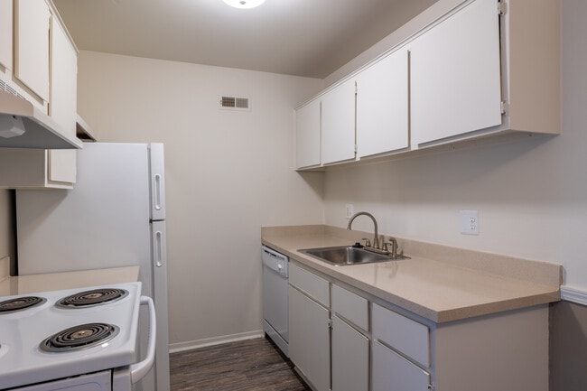 Waters Edge Estates in New Baltimore, MI - Foto de edificio - Interior Photo