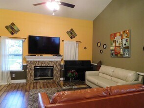 1877 E Turnberry Ave in Fresno, CA - Building Photo - Building Photo