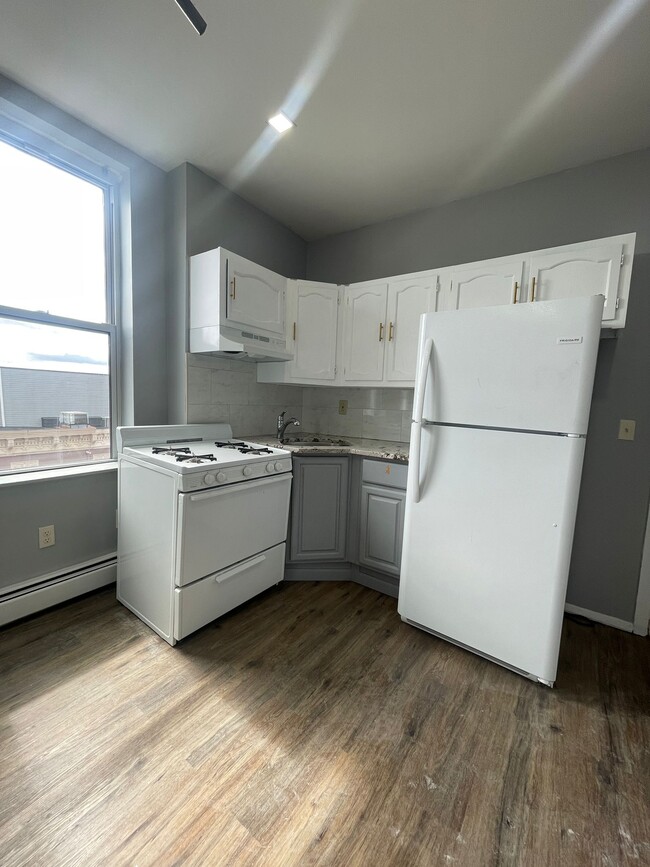 341 Central Ave, Unit 2C in Jersey City, NJ - Building Photo - Building Photo