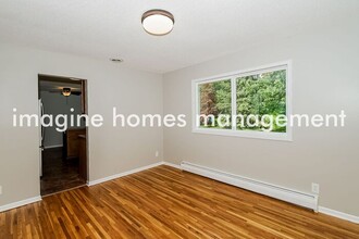11405 Christensen Ct in Burnsville, MN - Building Photo - Building Photo