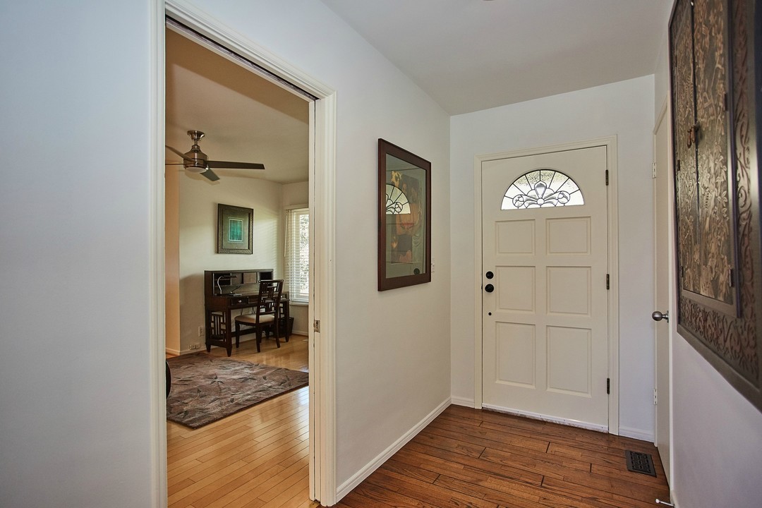 3819 Sunswept Dr in Studio City, CA - Building Photo