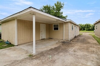 604 W Peach St, Unit 02-12C in Angleton, TX - Building Photo - Building Photo