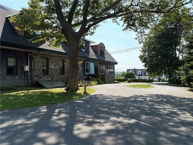 438 Wolcott Ave in Middletown, RI - Foto de edificio - Building Photo