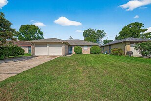 5243 Wickview Ln in Houston, TX - Building Photo