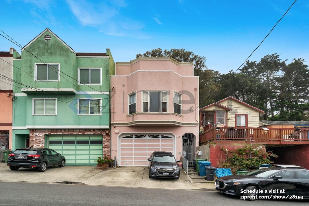 239 Frankfort St in Daly City, CA - Building Photo