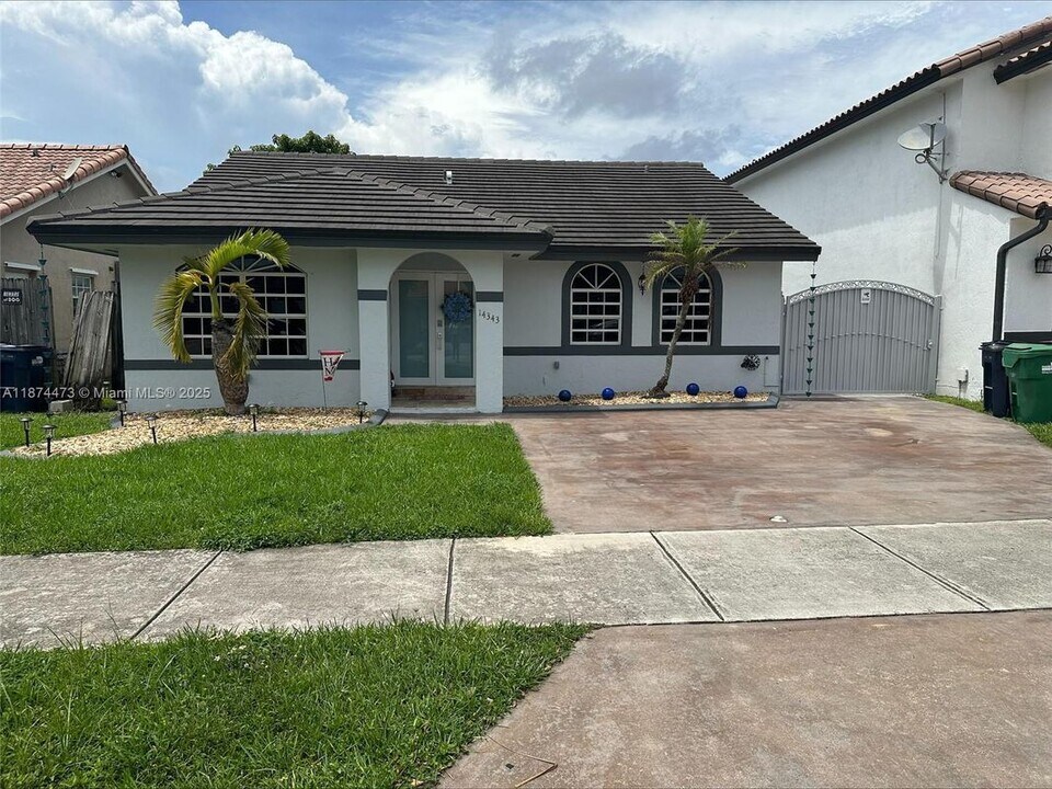 14343 SW 115th Terrace in Miami, FL - Building Photo