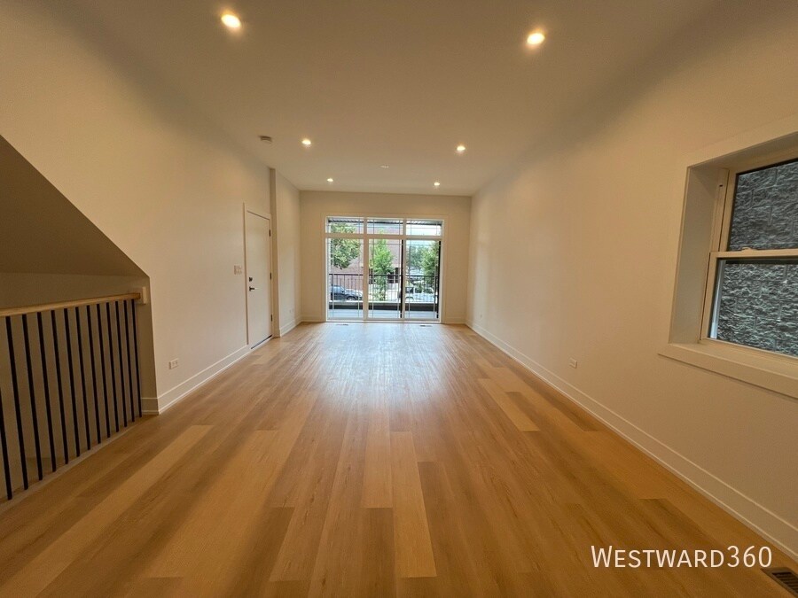 2046 W Washington Blvd in Chicago, IL - Building Photo