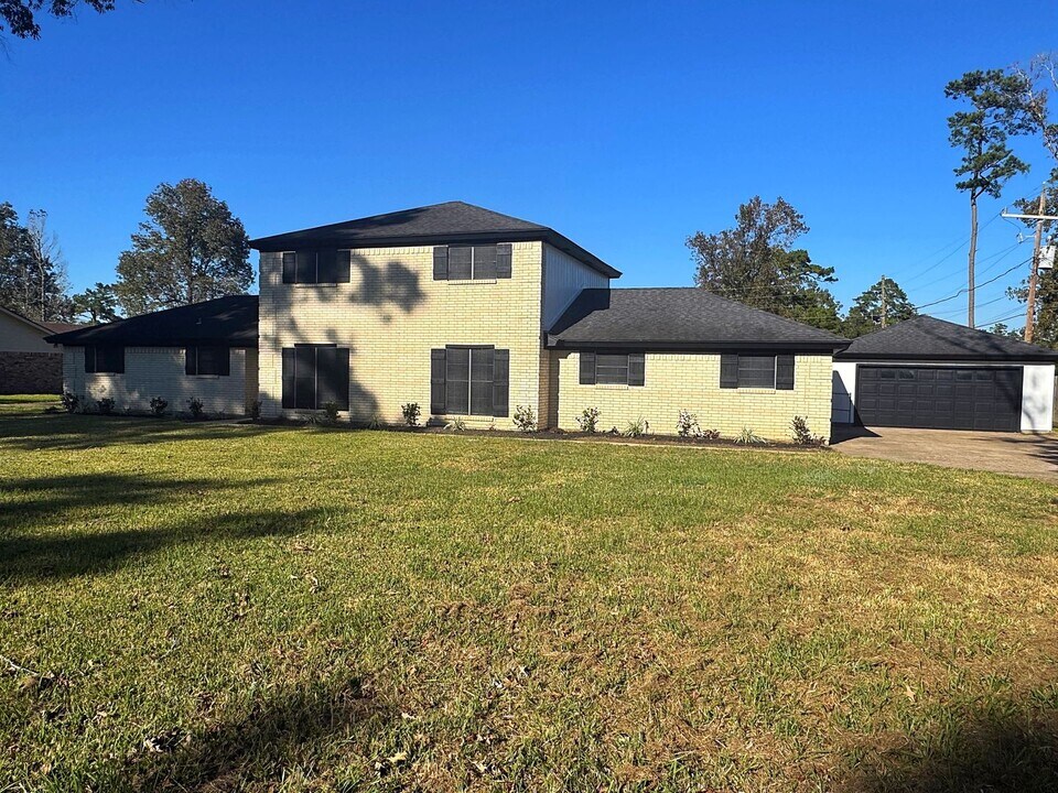 310 W Pineshadows Dr in Sour Lake, TX - Building Photo