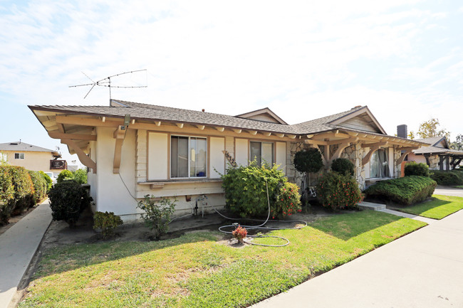 16722 Bartlett Ln in Huntington Beach, CA - Building Photo - Building Photo