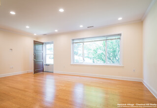 235 Gerry Rd, Unit 4 in Chestnut Hill, MA - Foto de edificio - Building Photo