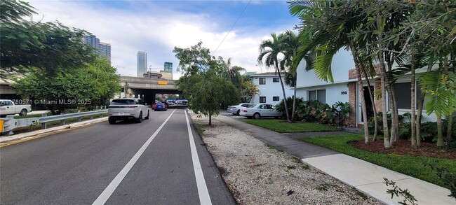 350 SW 15th Rd in Miami, FL - Building Photo - Building Photo