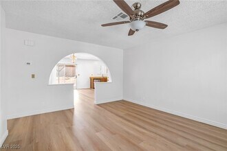 540 Longtree Ave in Henderson, NV - Building Photo - Building Photo