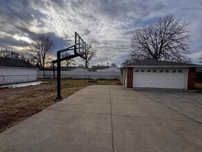 6212 Upper Hunters Trace in Louisville, KY - Building Photo - Building Photo