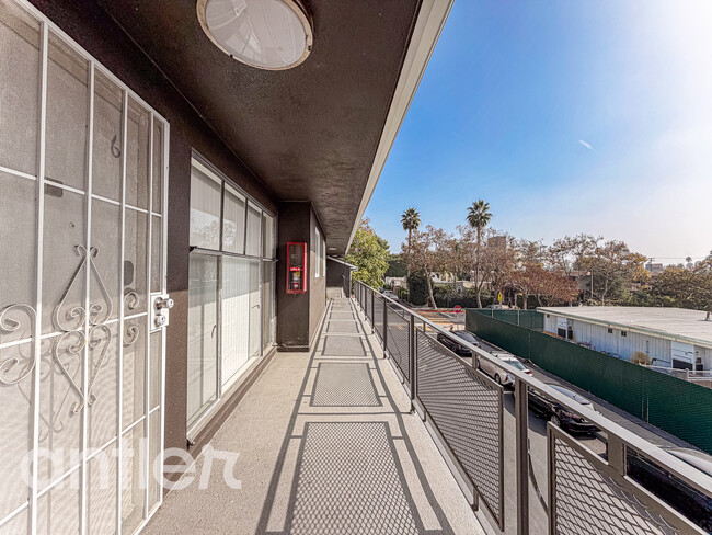 7959 Romaine St in West Hollywood, CA - Building Photo - Building Photo