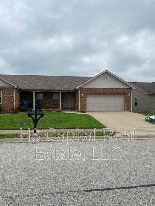 5 Crimson Ct in Highland, IL - Building Photo