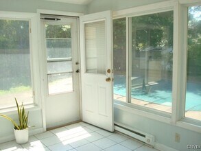 210 Hurlburt Rd in Syracuse, NY - Foto de edificio - Building Photo