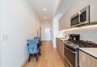 42-20 24th St-Unit -5-C in Queens, NY - Foto de edificio - Building Photo