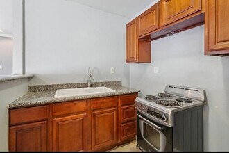 2135 Mirabeau Ave in New Orleans, LA - Foto de edificio - Building Photo