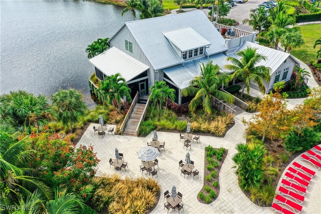 7202 Saona CT in Naples, FL - Foto de edificio
