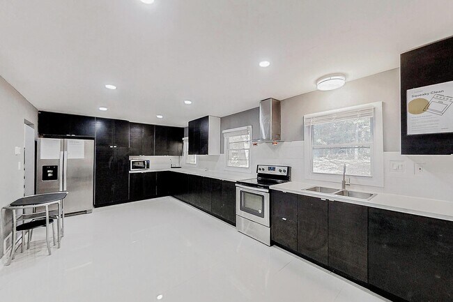 2565 Lantern Ln in Atlanta, GA - Building Photo - Building Photo