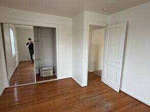 1355 Weaver St, Unit 2 in Philadelphia, PA - Foto de edificio - Building Photo