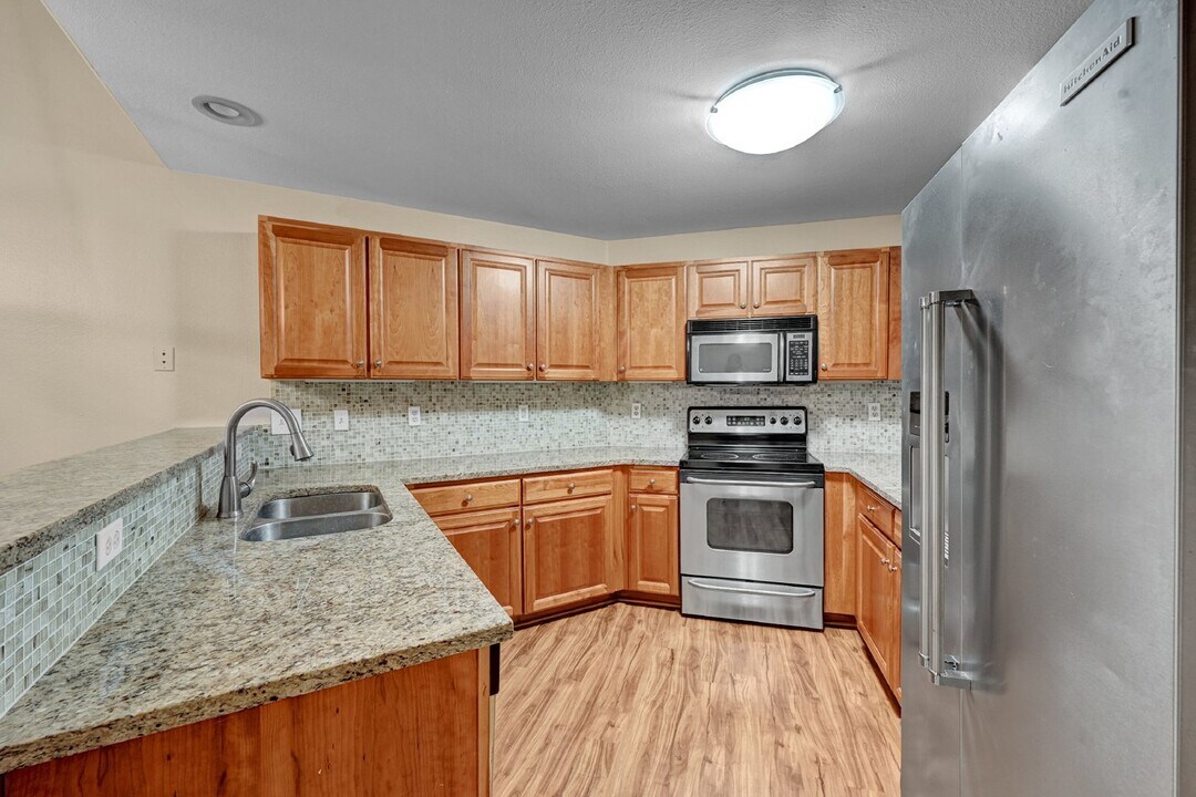 8601 E Dry Creek Rd in Englewood, CO - Building Photo