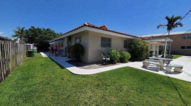 2738 NE 28th Ct in Lighthouse Point, FL - Building Photo - Building Photo