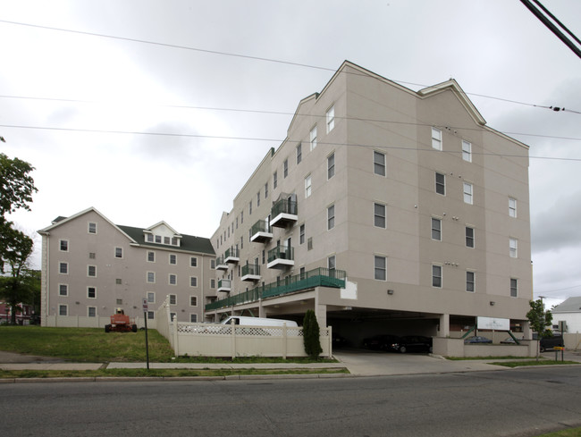 Queen's Garden Apartments in Lakewood, NJ - Building Photo - Building Photo