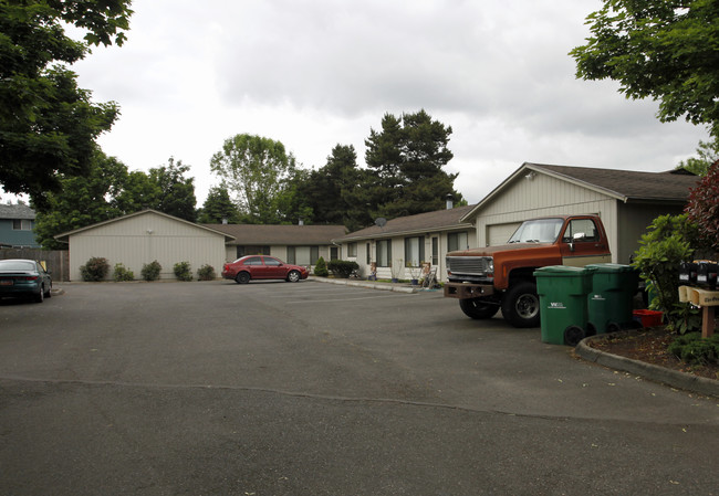 23210-23224 NE Halsey St in Troutdale, OR - Building Photo - Building Photo