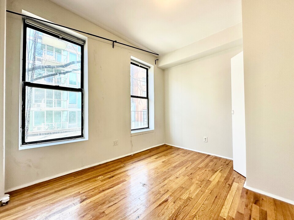 539 W 49th St in New York, NY - Building Photo