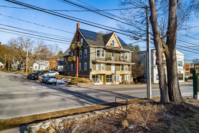 377 Union Ave in Laconia, NH - Foto de edificio - Building Photo