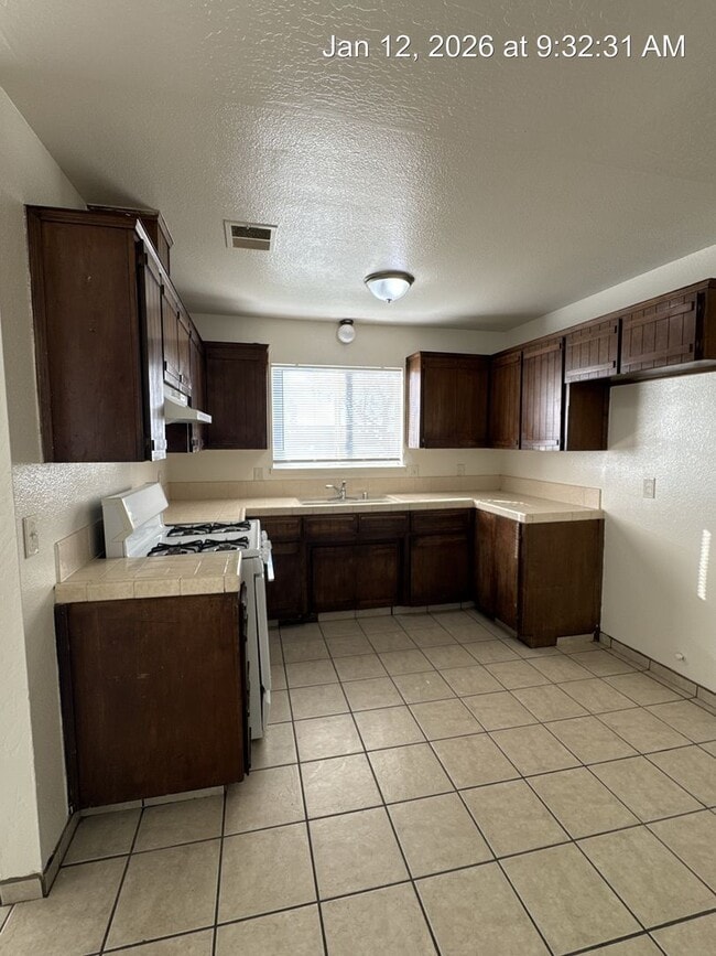 800-802 W Pleasant Ave in Tulare, CA - Building Photo - Building Photo