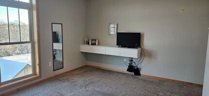 2201 Village Ln in Bloomington, MN - Foto de edificio - Building Photo