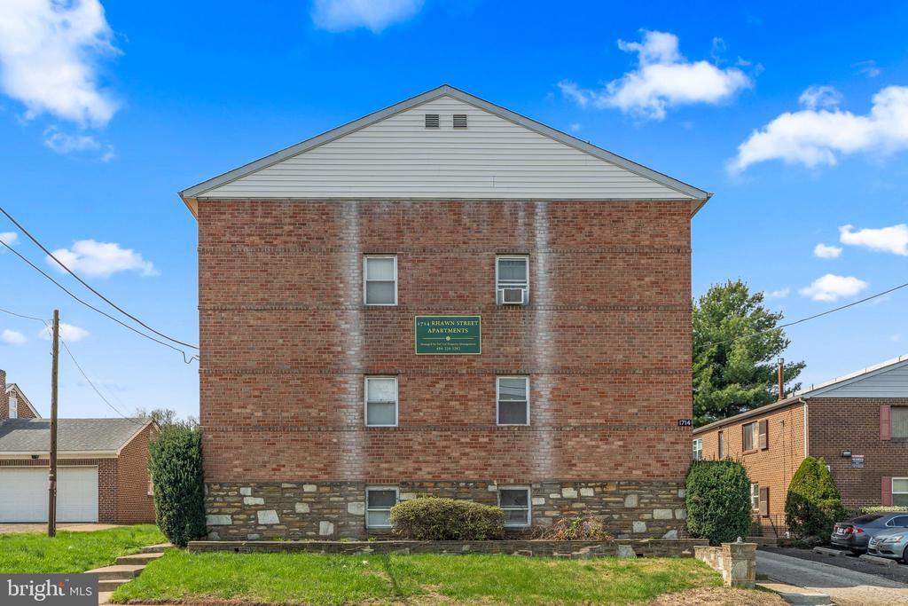 5711 Erdrick St in Philadelphia, PA - Building Photo