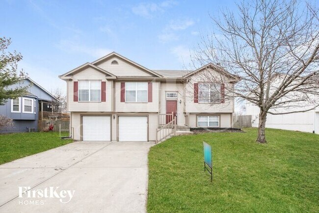 306 Copeland Dr in Greenwood, MO - Building Photo - Building Photo