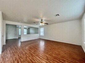 377 Indian Paintbrush Dr in Kyle, TX - Foto de edificio - Building Photo