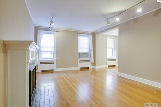 8 Barstow Rd-Unit -2D in Great Neck, NY - Building Photo - Building Photo