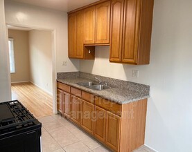 3610 W Chandler Blvd in Burbank, CA - Building Photo - Building Photo