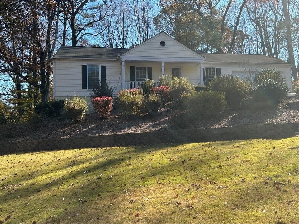 2051 Bishop Creek Dr in Marietta, GA - Building Photo