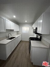 6744 Woodley Ave in Los Angeles, CA - Foto de edificio - Building Photo